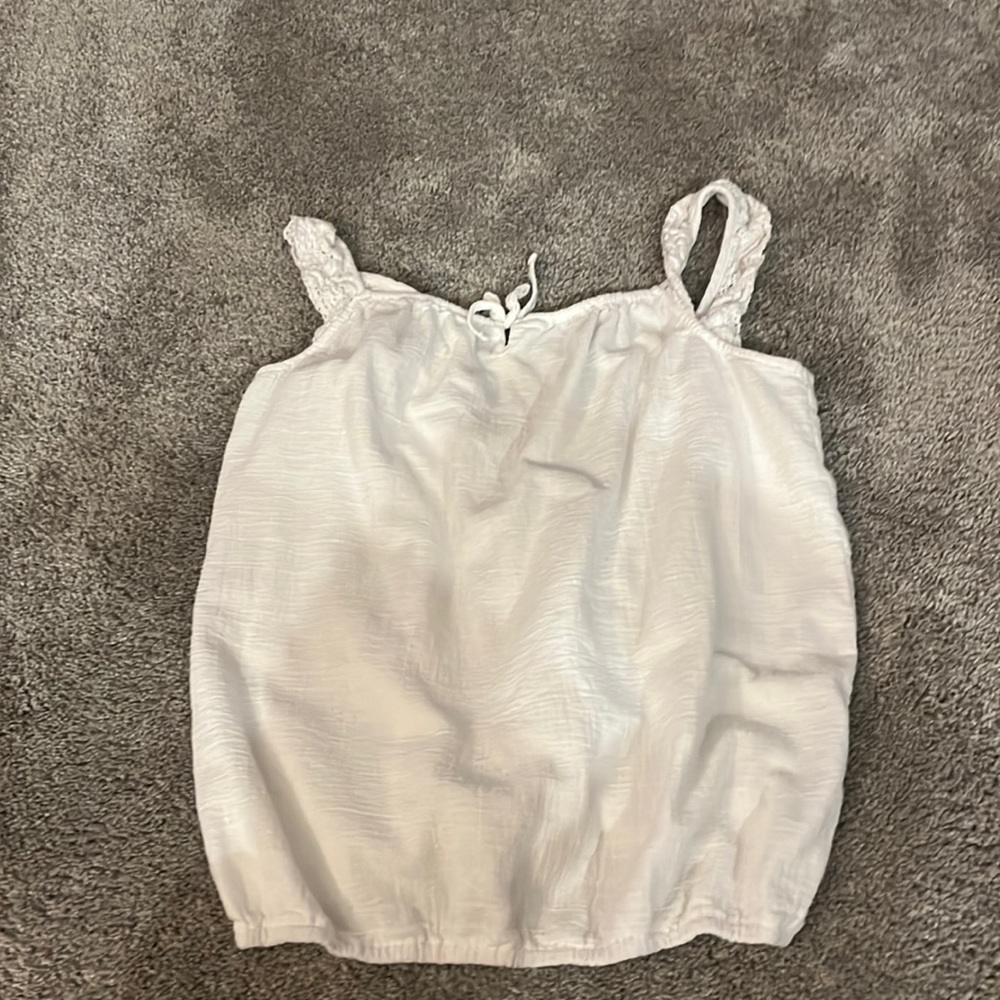 i’m selling a white top